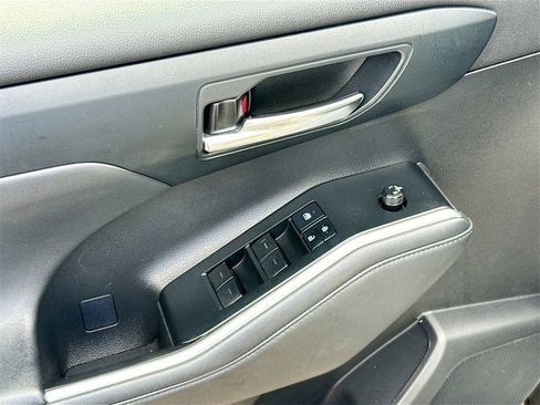 Used 2022 Toyota Highlander XLE image 18