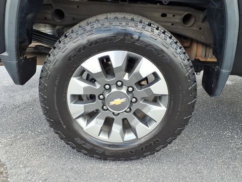 Used 2022 Chevrolet Silverado 2500 Custom w/ Custom Convenience Package AWD/4WD image 9