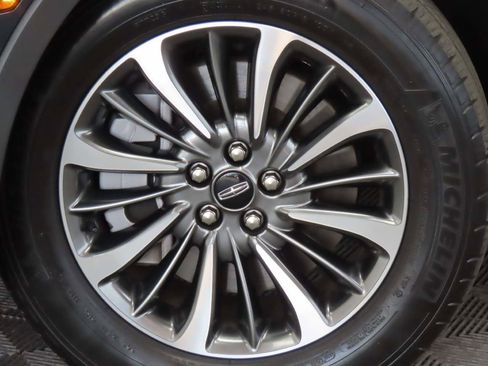 Used 2022 Lincoln Nautilus FWD w/ Premium Package image 6