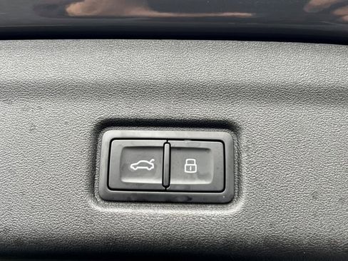 Certified 2025 Audi SQ6 e-tron Prestige w/ Black Optic Package image 18