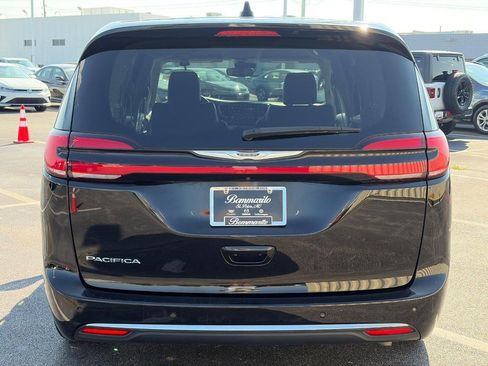 Used 2024 Chrysler Pacifica Touring-L FWD image 6