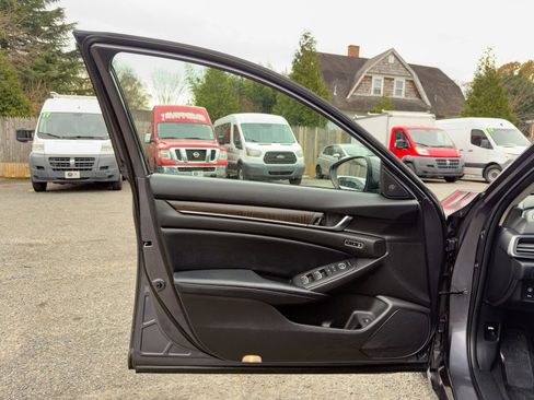 Used 2018 Honda Accord Touring image 10