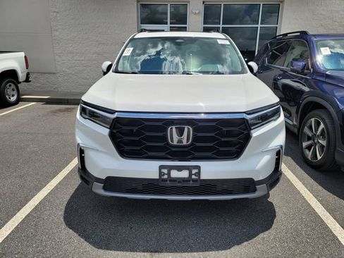 Used 2023 Honda Pilot Touring image 2