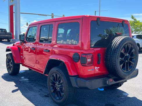Used 2024 Jeep Wrangler Unlimited Sahara w/ Technology Group AWD/4WD image 9
