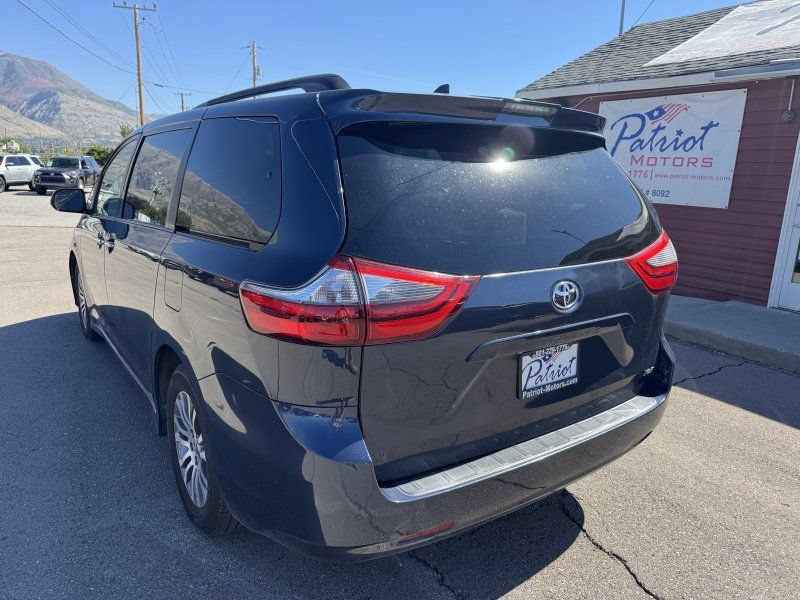 Used 2020 Toyota Sienna XLE w/ XLE Navigation Package FWD image 3