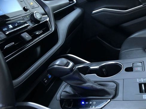 Used 2022 Toyota Highlander XLE image 30