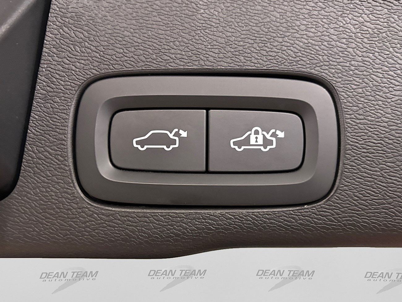 Used 2025 Volvo XC60 B5 Plus AWD/4WD image 32