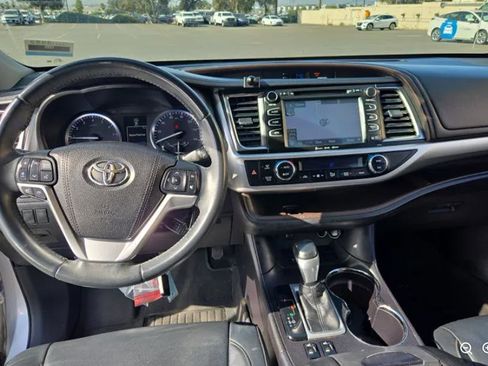 Used 2016 Toyota Highlander XLE FWD image 7