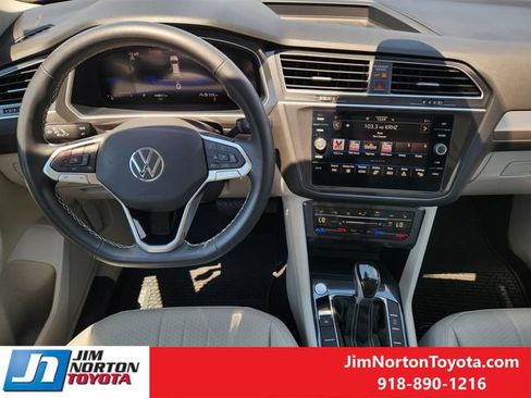 Used 2023 Volkswagen Tiguan SE w/ Panoramic Sunroof Package FWD image 27