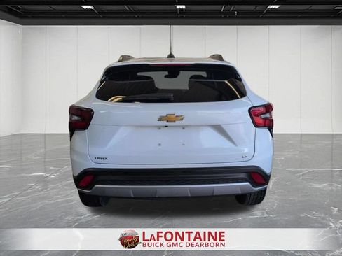 Used 2025 Chevrolet Trax LT FWD image 4