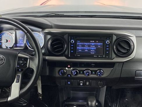 Used 2018 Toyota Tacoma SR5 AWD/4WD image 18