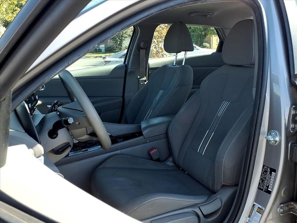Used 2023 Hyundai Elantra Blue FWD image 3