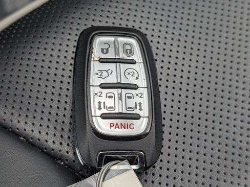 Used 2025 Chrysler Pacifica Limited FWD image 21