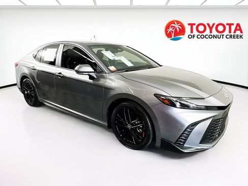 Used 2025 Toyota Camry SE w/ Convenience Package image 1