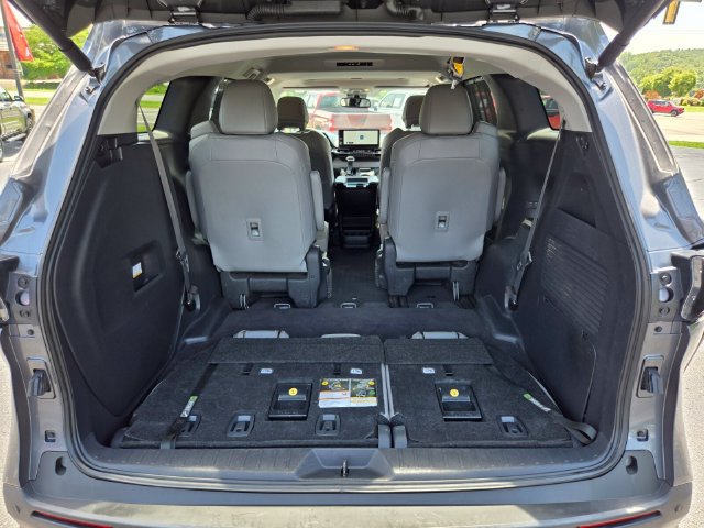 Used 2025 Toyota Sienna XLE FWD image 18