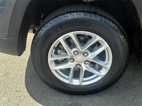 Used 2025 Jeep Grand Cherokee Laredo X image 15