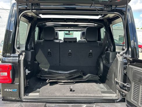 Used 2023 Jeep Wrangler Unlimited Sahara w/ Cold Weather Group AWD/4WD image 6