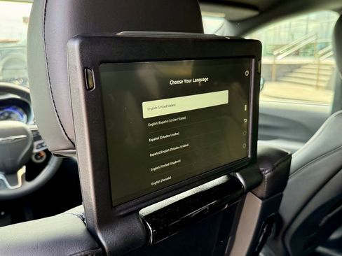 Used 2026 Chrysler Pacifica Select image 28