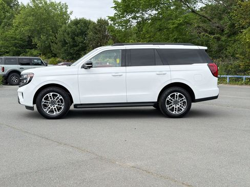 Used 2025 Ford Expedition Active AWD/4WD image 2
