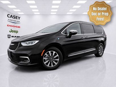 Used 2023 Chrysler Pacifica Limited w/ Uconnect Theater Family Group