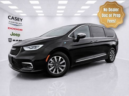 Used 2023 Chrysler Pacifica Limited w/ Uconnect Theater Family Group FWD image 1