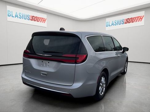 Used 2024 Chrysler Pacifica Touring-L FWD image 3