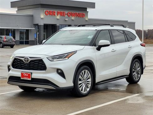 Used 2022 Toyota Highlander Platinum image 3