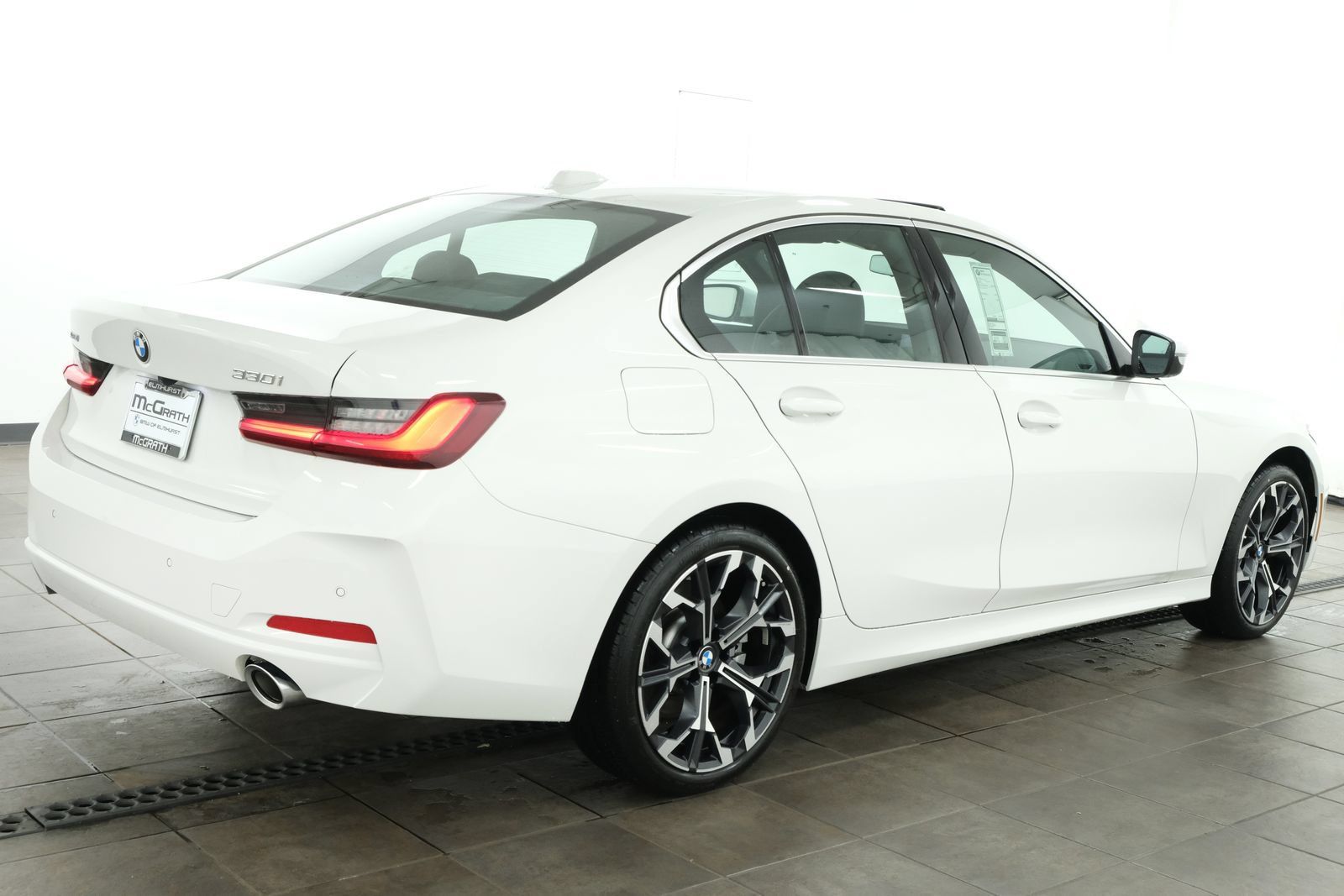 Used 2025 BMW 330i xDrive Sedan w/ Premium Package AWD/4WD image 5