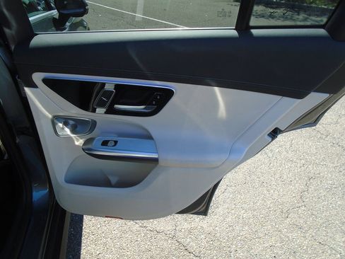 Used 2023 Mercedes-Benz GLC 300 4MATIC image 9