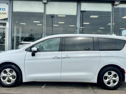 Used 2017 Chrysler Pacifica LX w/ Tire & Wheel Group FWD image 32