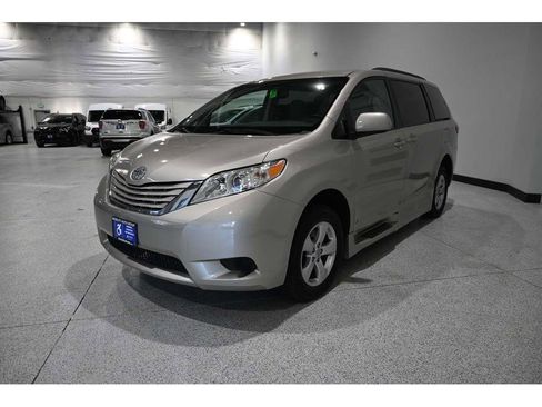 Used 2015 Toyota Sienna LE FWD image 10