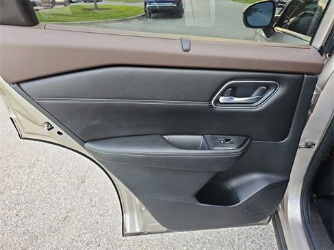 Used 2021 Nissan Rogue SL image 15