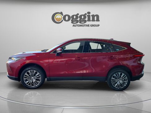 Used 2023 Toyota Venza XLE image 3