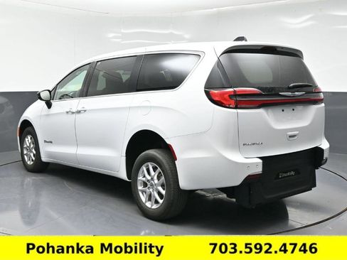 Used 2024 Chrysler Pacifica Touring-L FWD image 23