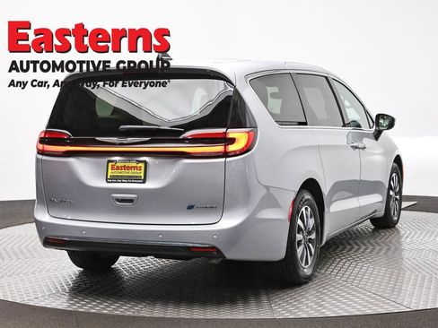 Used 2023 Chrysler Pacifica Touring-L image 5