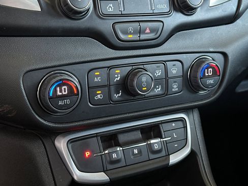 Used 2024 GMC Terrain SLT image 18