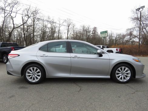 Used 2019 Toyota Camry LE image 5