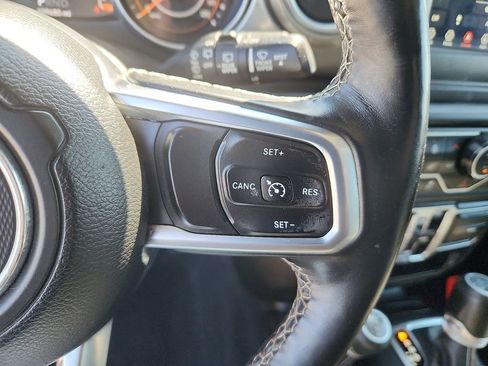 Used 2018 Jeep Wrangler Unlimited Sahara w/ Cold Weather Group AWD/4WD image 16