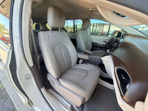 Used 2017 Chrysler Pacifica Touring FWD image 13