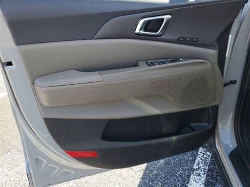 Used 2025 Kia Carnival EX image 8