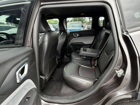 Used 2023 Jeep Compass Latitude AWD/4WD image 13