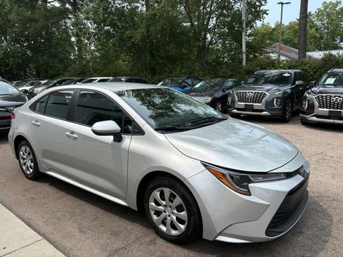 Used 2025 Toyota Corolla LE FWD image 4