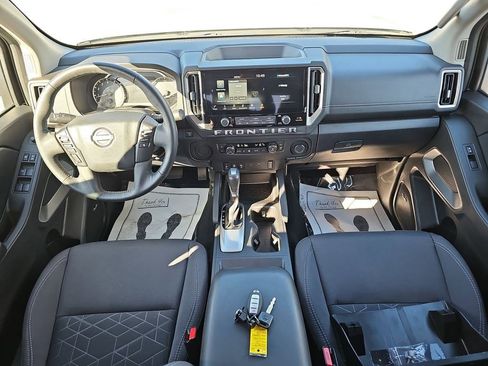 Used 2025 Nissan Frontier SV w/ SV Convenience Package image 9
