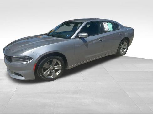 Used 2018 Dodge Charger SXT Plus RWD image 3