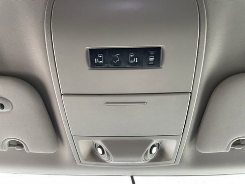 Used 2016 Chrysler Town & Country Touring image 21