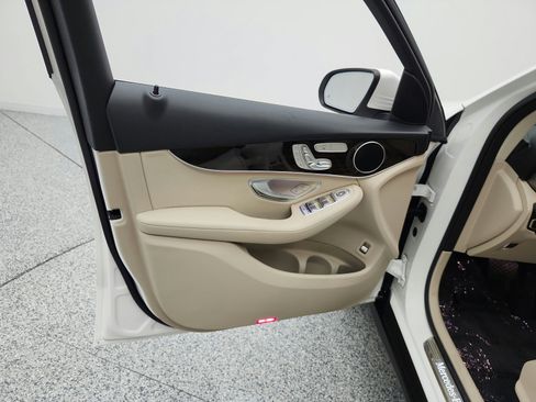 Used 2020 Mercedes-Benz GLC 300 4MATIC image 15