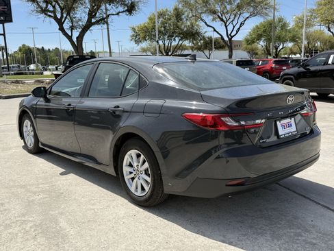 Used 2025 Toyota Camry LE image 7