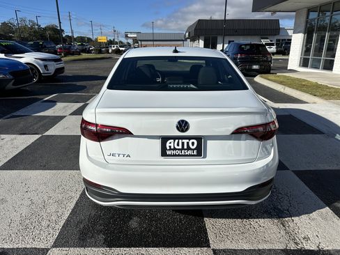 Used 2024 Volkswagen Jetta Sport image 4