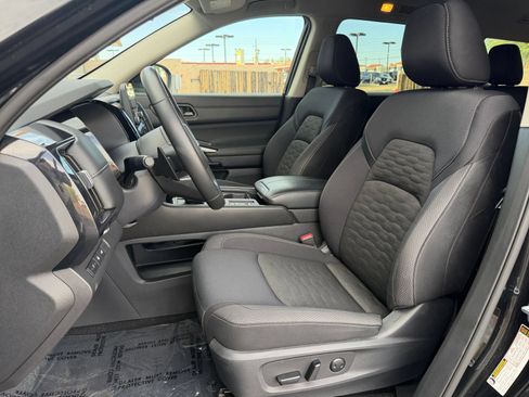 Used 2025 Nissan Pathfinder SV FWD image 39