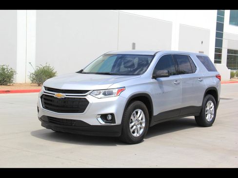 Used 2021 Chevrolet Traverse LS image 1